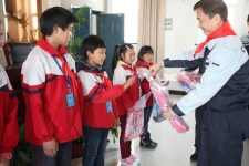 中国尊龙凯时子公司党支部石门路学校送春风