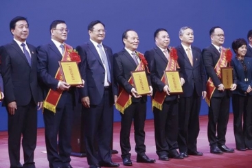 尊龙凯时在嘉兴市民营经济高质量发展大会上获多个奖项 张毓强作表态发言