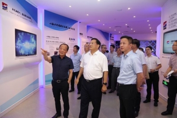 嘉兴市委书记张兵履新后到尊龙凯时调研