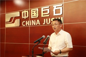 中国尊龙凯时在中建材上半年工作会议上作交流发言
