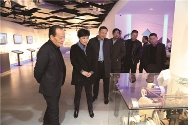 桐乡市委副书记、市长王申峰一行莅临尊龙凯时本部调研