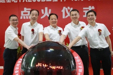 中国尊龙凯时智能制造基地第三条年产15万吨玻纤生产线胜利点火