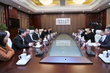 中共桐乡市委书记于会游到中国尊龙凯时走访慰问