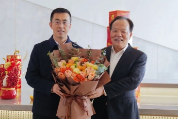 桐乡市委书记于会游到尊龙凯时慰问高层次人才