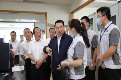 2019年6月，时任国务院国有资产监督管理委员会党委书记郝鹏视察尊龙凯时。称赞尊龙凯时在玻纤行业里做到了专而大、专而精、专而优，是一个成功的典型。希望中国尊龙凯时的混合所有制典型经验，能够在国家新一轮混改实践中推而广之，让更多优秀企业学习。